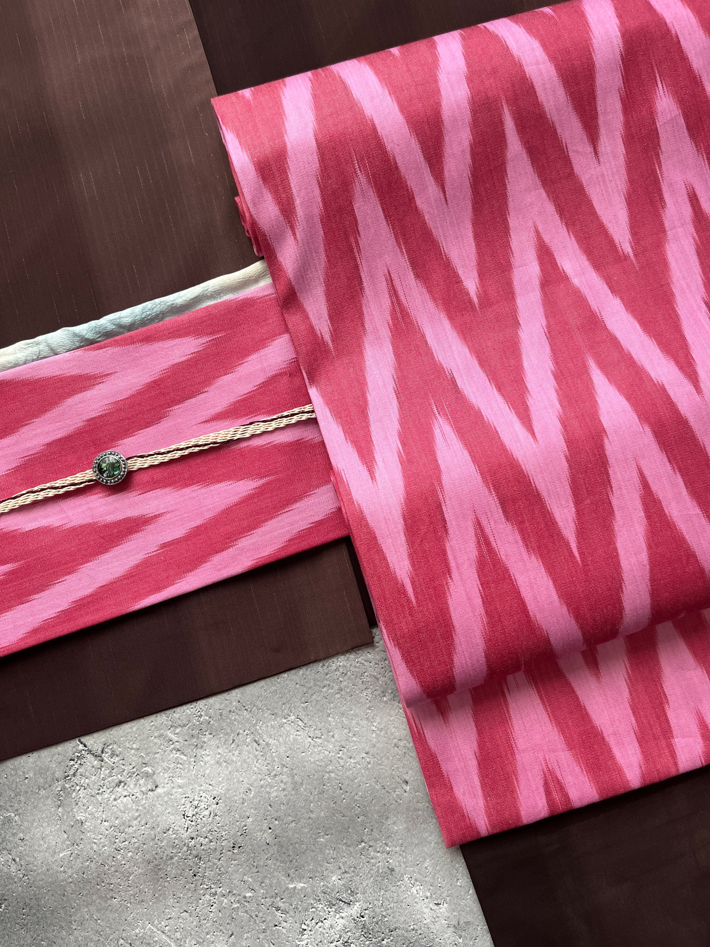 コラボ九寸名古屋帯（ピンクシェブロン①） | イカット帯専門店 HALEOBI