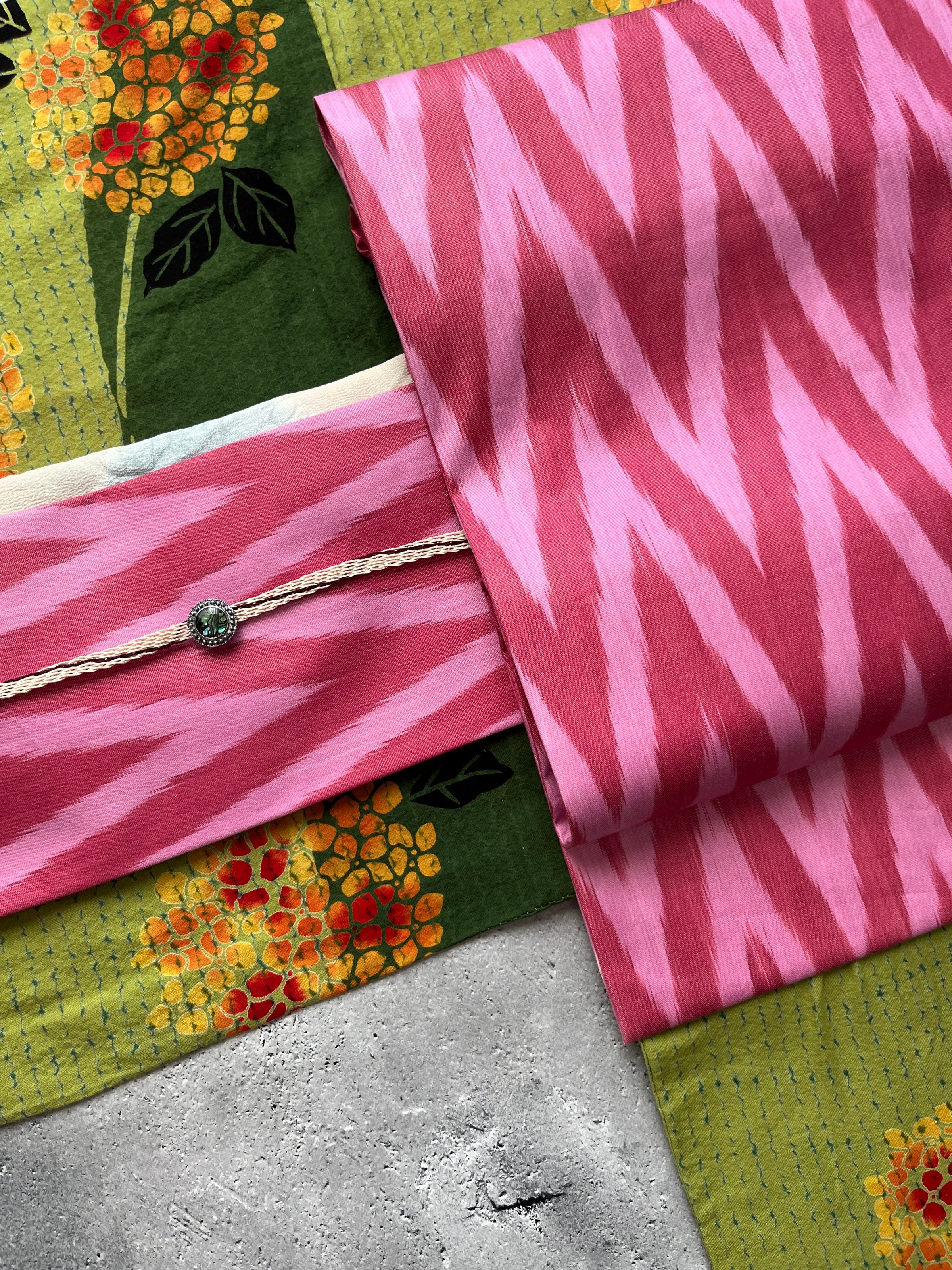 コラボ九寸名古屋帯（ピンクシェブロン①） | イカット帯専門店 HALEOBI